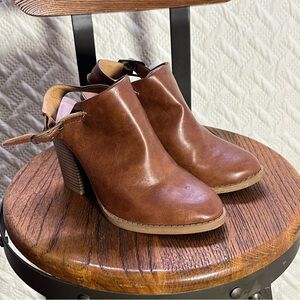 Brown Heeled Boots with Stacked Heel and Pointed Toe